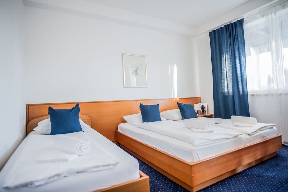 Classic Triple Room photo 2