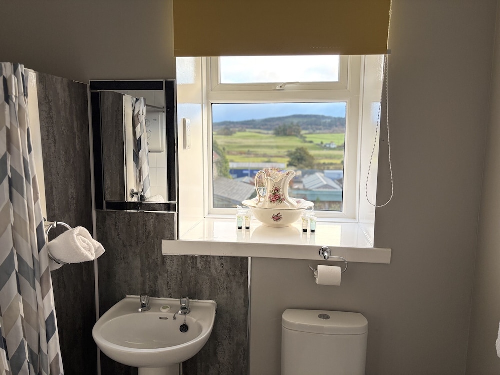 Twin Room, Ensuite, Mountain View photo 2