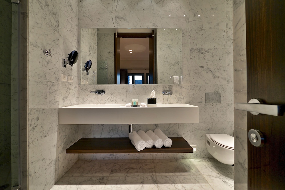 Suite, 1 King Bed, Jetted Tub, City View thumbnail 6