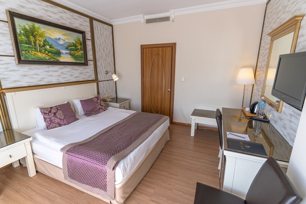 Standard Double or Twin Room, Balcony, Partial Lake View photo 3