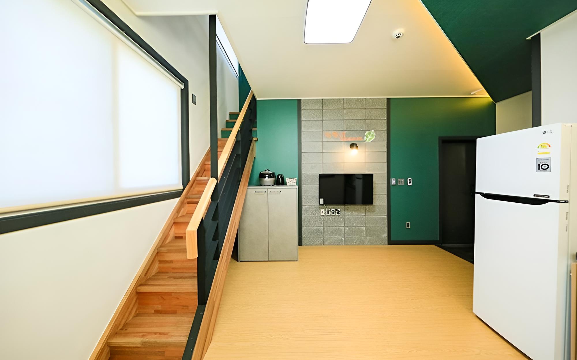 Room (Room 303 (duplex)) - Photo 2