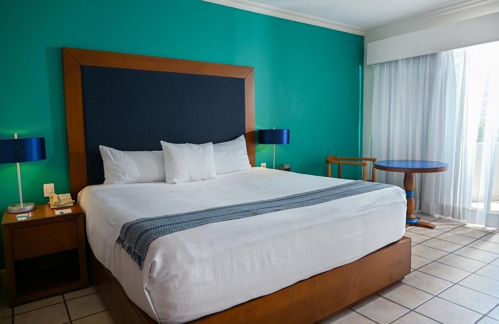 Deluxe Room, 1 King Bed, Oceanfront photo 3