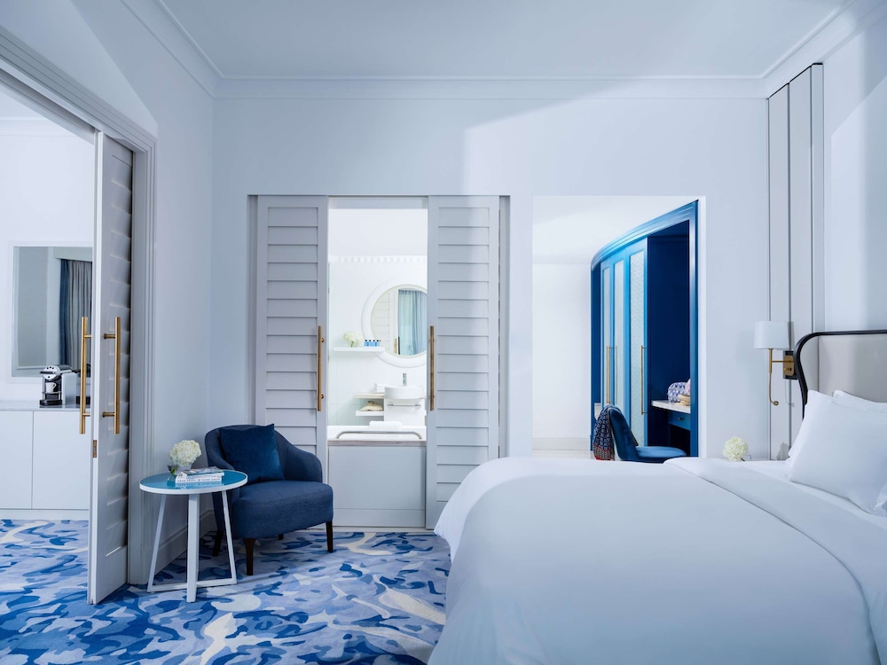 Prestige Suite, 1 King Bed, Club Lounge Access, Partial Sea View - DXB Airport Pickup or Drop Off thumbnail 6