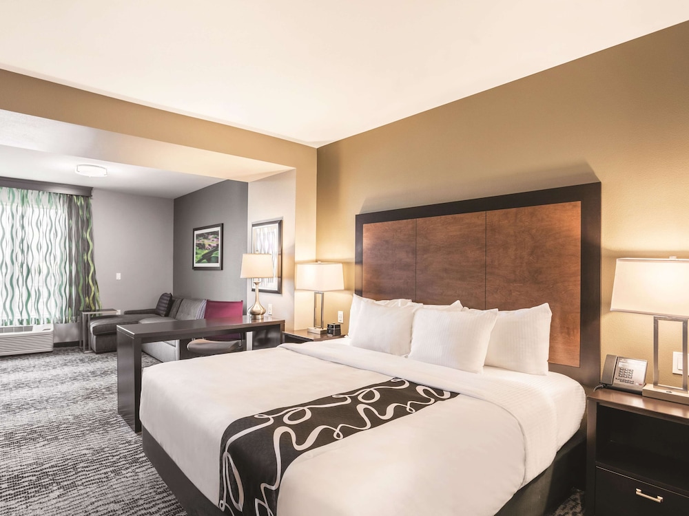 Deluxe Room, 1 King Bed, Non Smoking (Deluxe Executive Room) photo 1