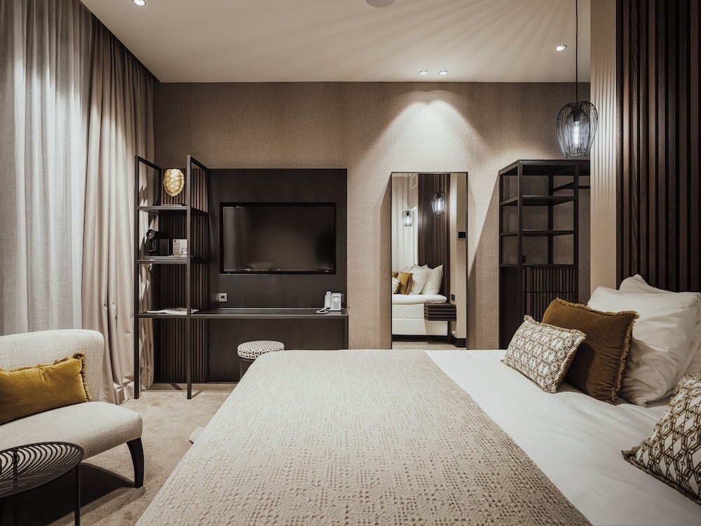 Deluxe Room, 1 King Bed, Balcony - Photo 3