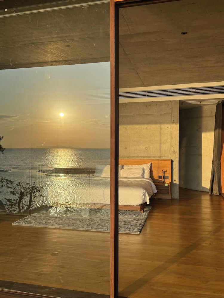Panoramic Oceanfront Suite