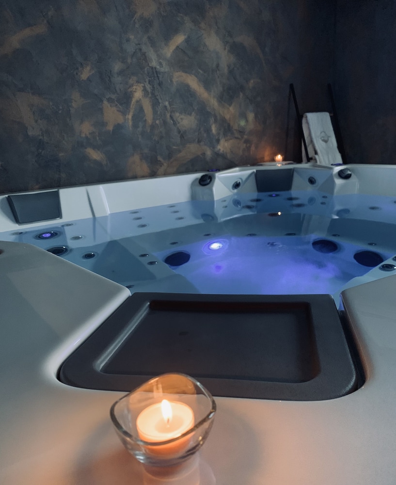 Deluxe Suite, Hot Tub - Photo 31