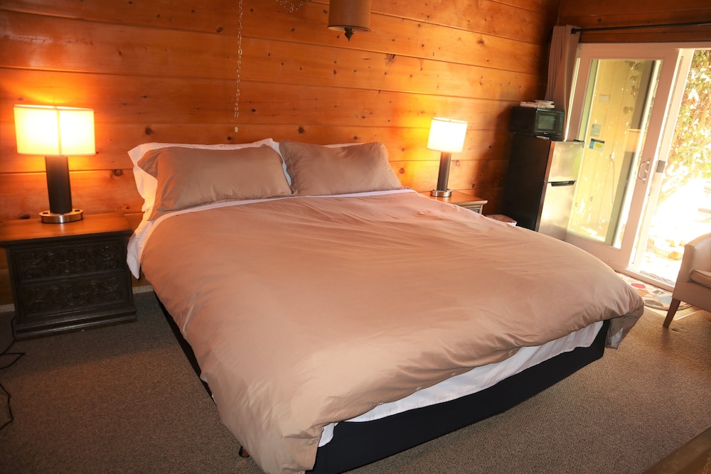 Deluxe King 1 King Bed, Mountain View