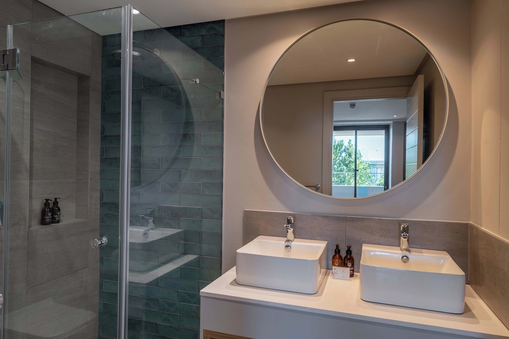 Luxury Suite - Photo 9