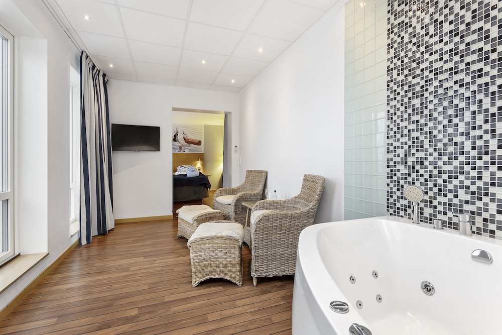 Suite, 1 Queen Bed, Balcony, Sea View photo 2