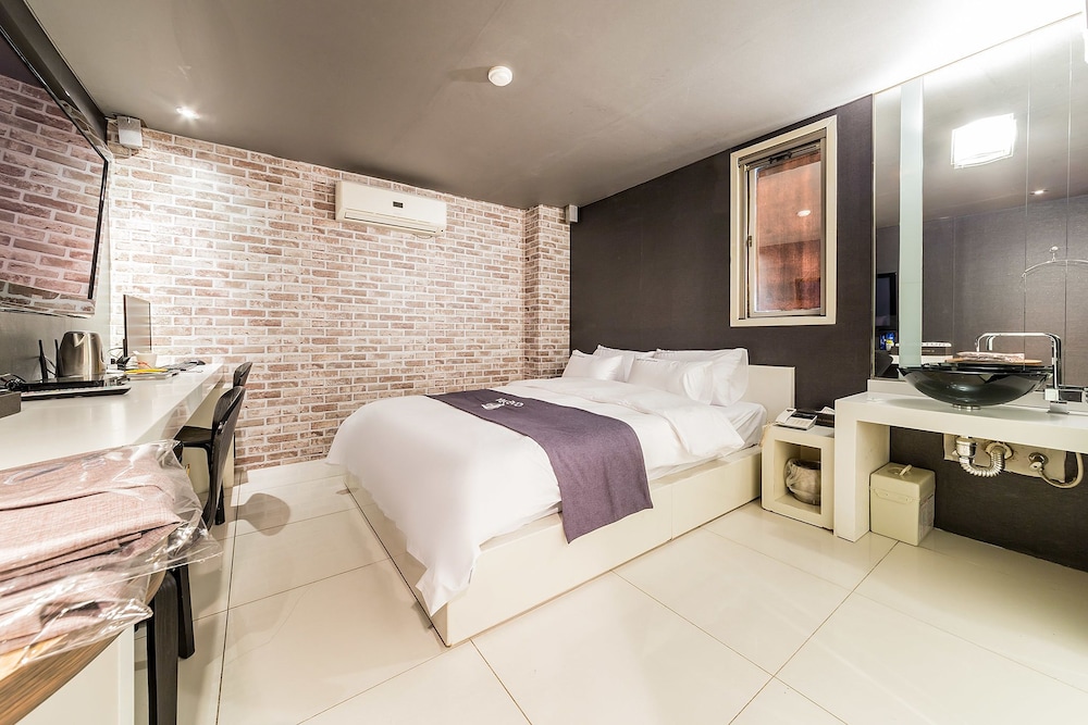 Standard Room (Check-in 6pm on FRI, 9pm on Weekend & Korean Public Holidays)
