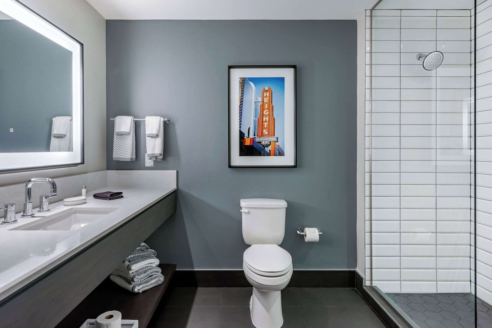 Room, 2 Queen Beds, Accessible, Non Smoking (Oversize Walk in Shower) - Photo 4