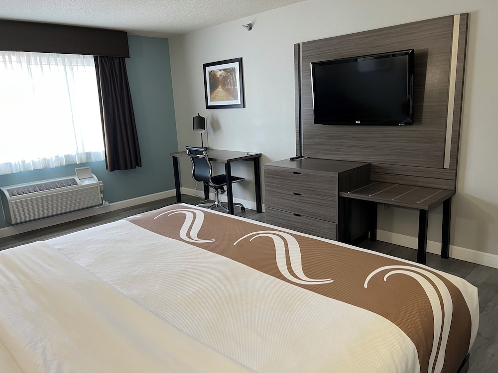 Standard Room, 1 King Bed, Non Smoking, Jetted Tub photo 1