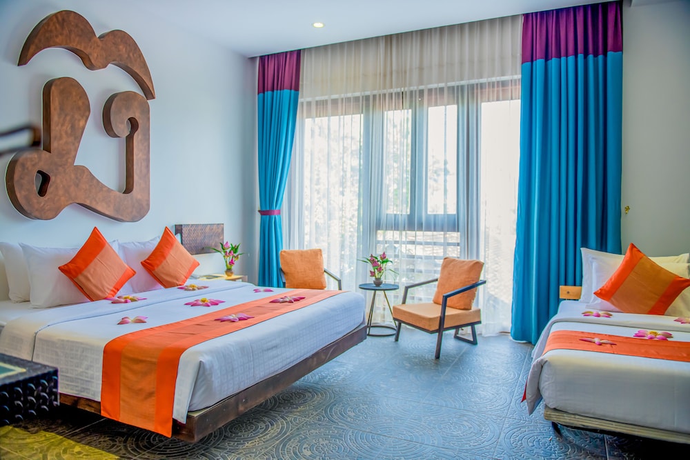 Premier Twin Room, City View photo 3