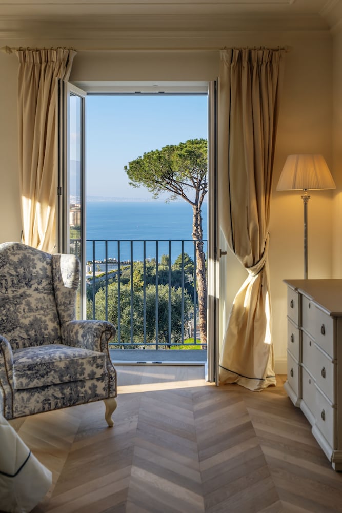 Suite panoramica, un balconi, una camera da letto, un soggiorno,vista mare (CALLA)
