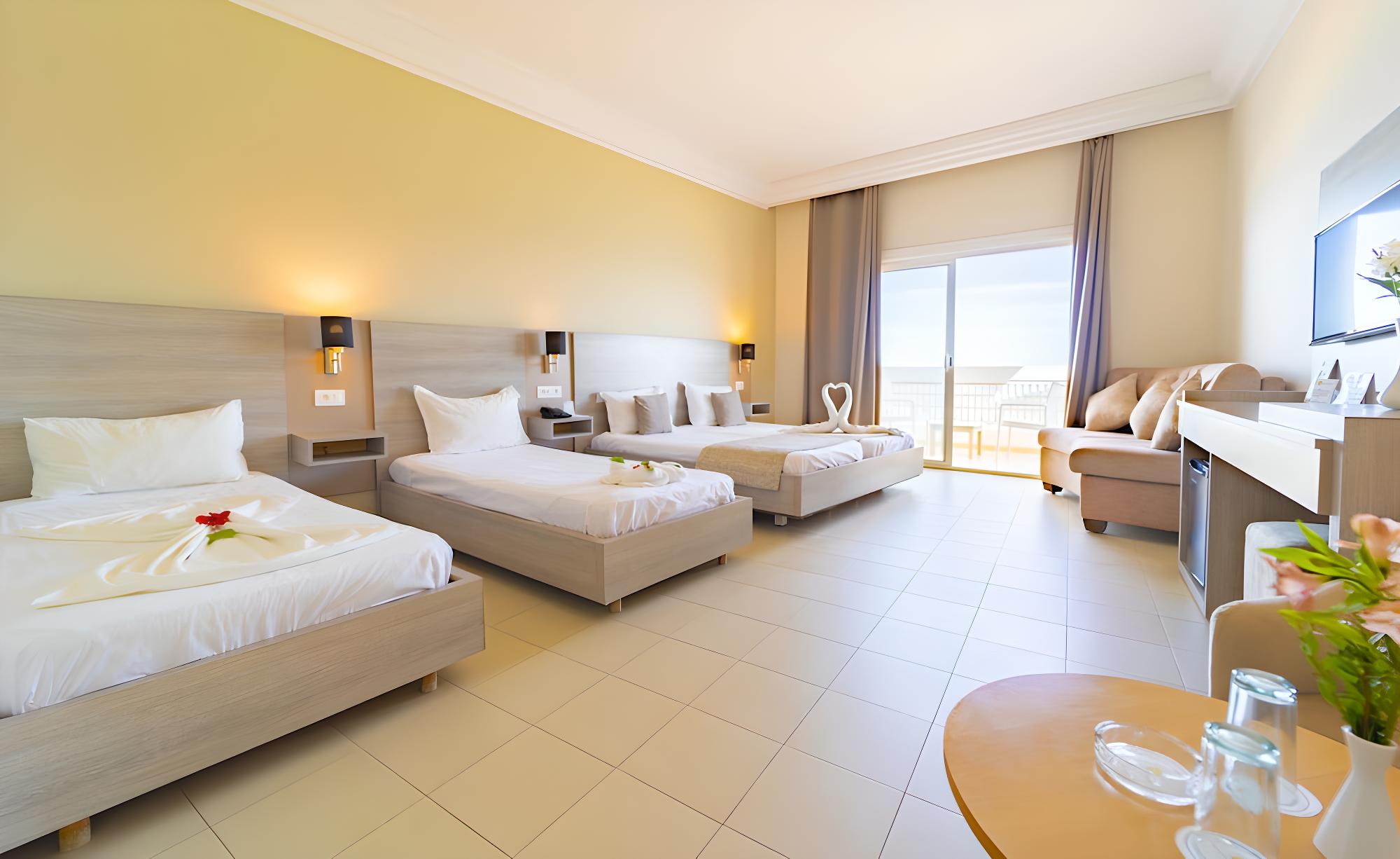 Standard Quadruple Room, City View photo 3