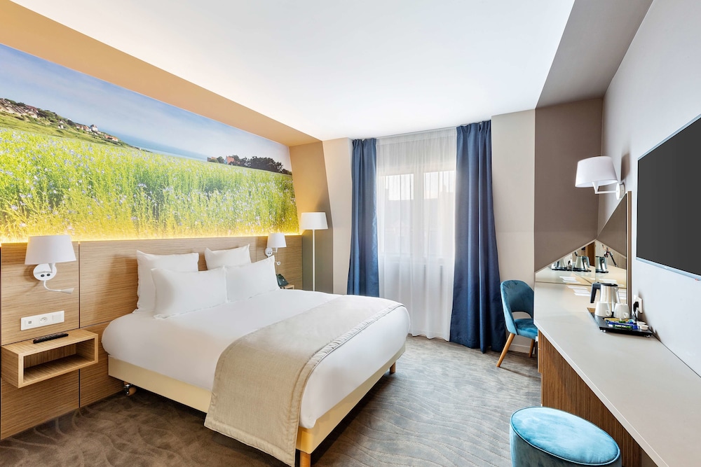 Superior Room, 1 King Bed, Non Smoking, Park View (Shower Only) - Photo 1