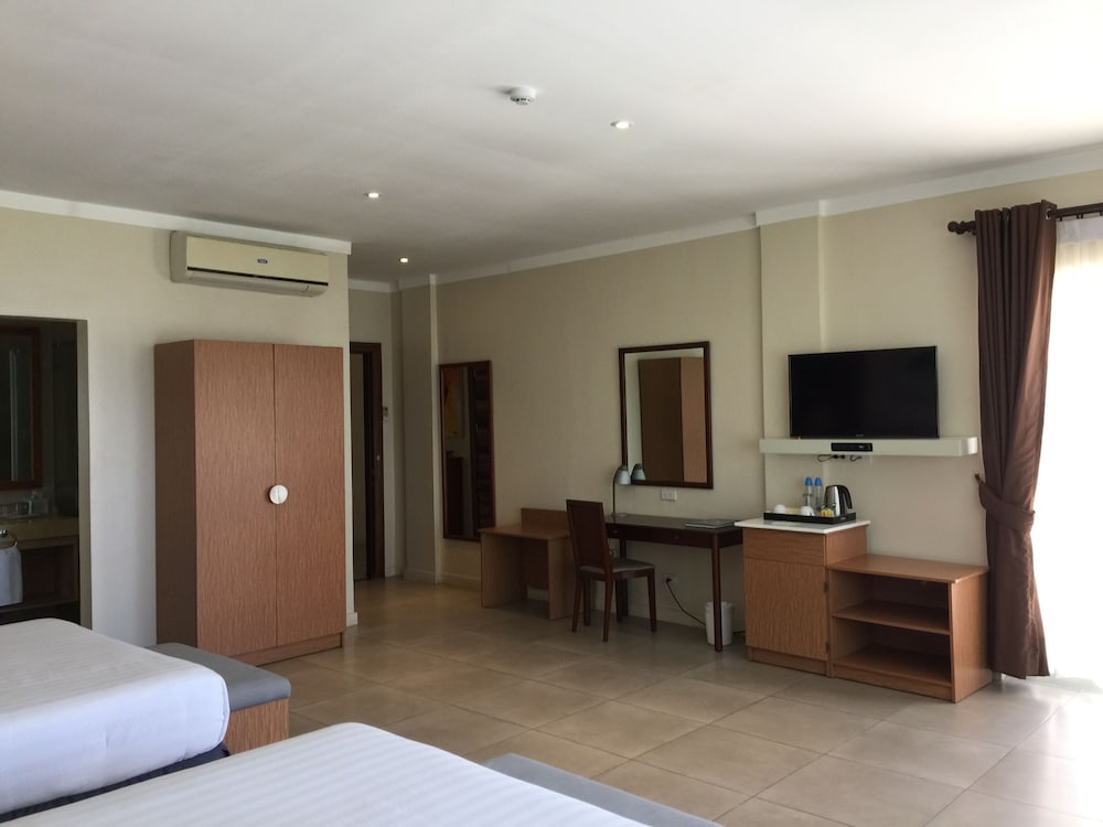 Ocean Room with 1 Queen Bed and 1 Single Bed photo 2