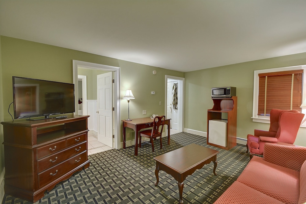 Suite, 1 King Bed with Sofa bed - Photo 4