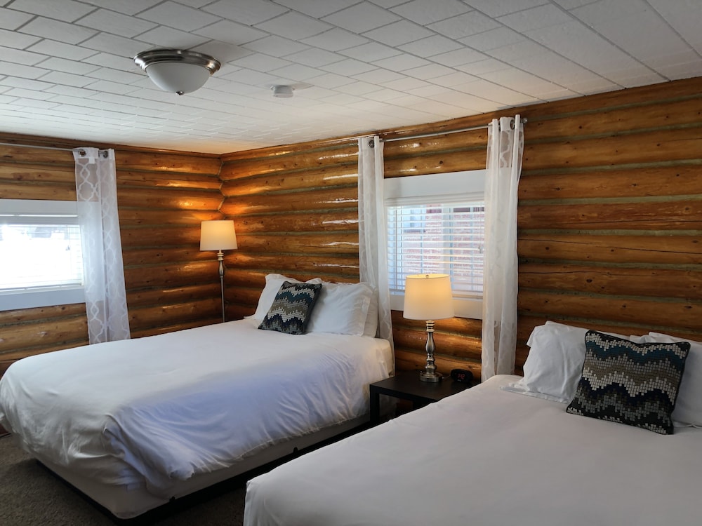 Traditional Cabin, 2 Queen Beds (Cabin 8) photo 1