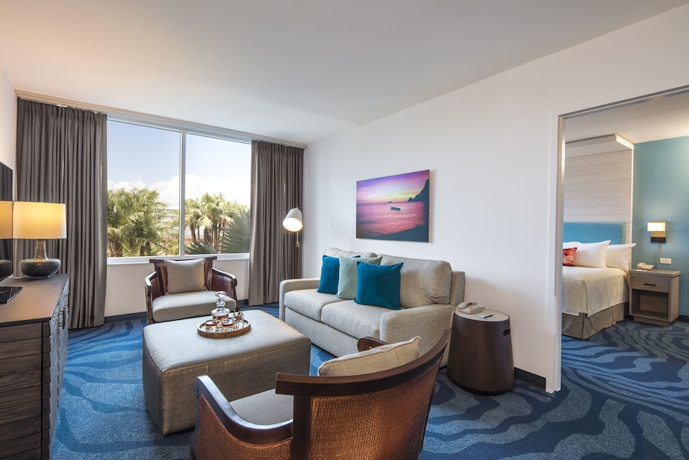 Suite (Includes Early Park Admission*)
