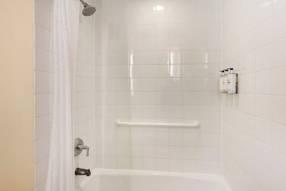 Standard Room, 2 Queen Beds, Non Smoking, Refrigerator - Photo 5