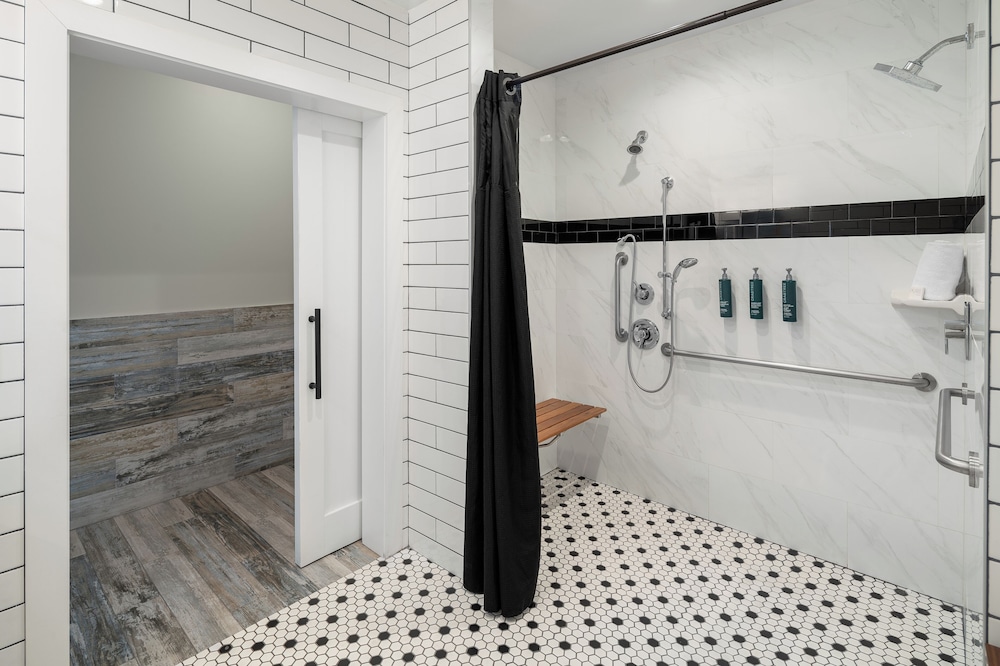 Room, 1 King Bed, Accessible (Mobility & Hearing, Roll-In Shower)