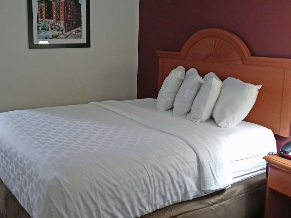 Room, 2 Queen Beds, Accessible, Non Smoking - Photo 1