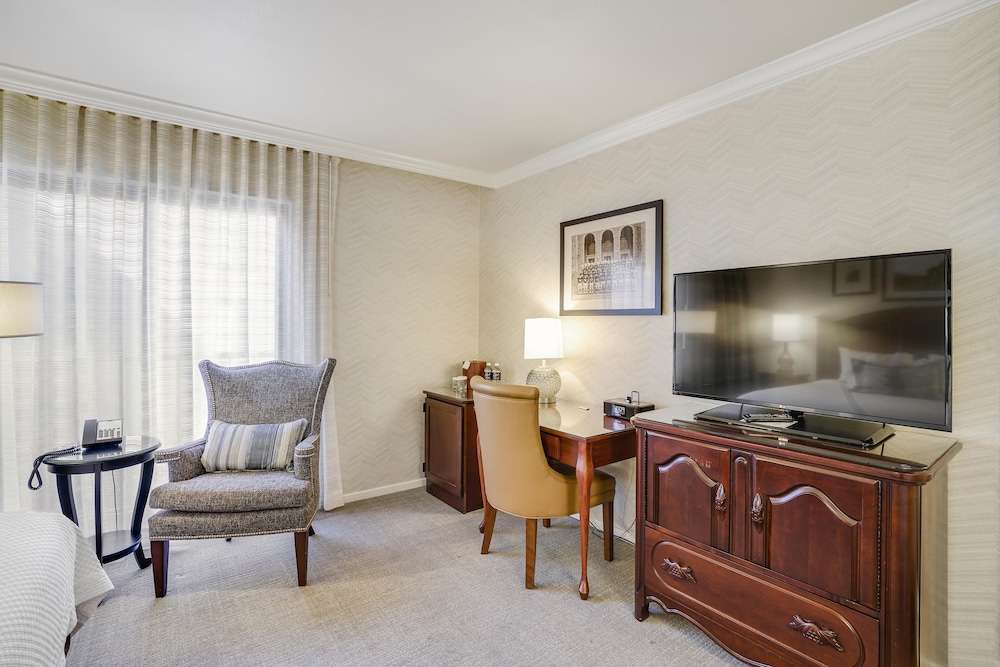 Premium Room, 1 King Bed - Photo 6
