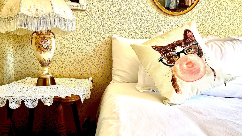 Traditional Single Room, 1 Queen Bed