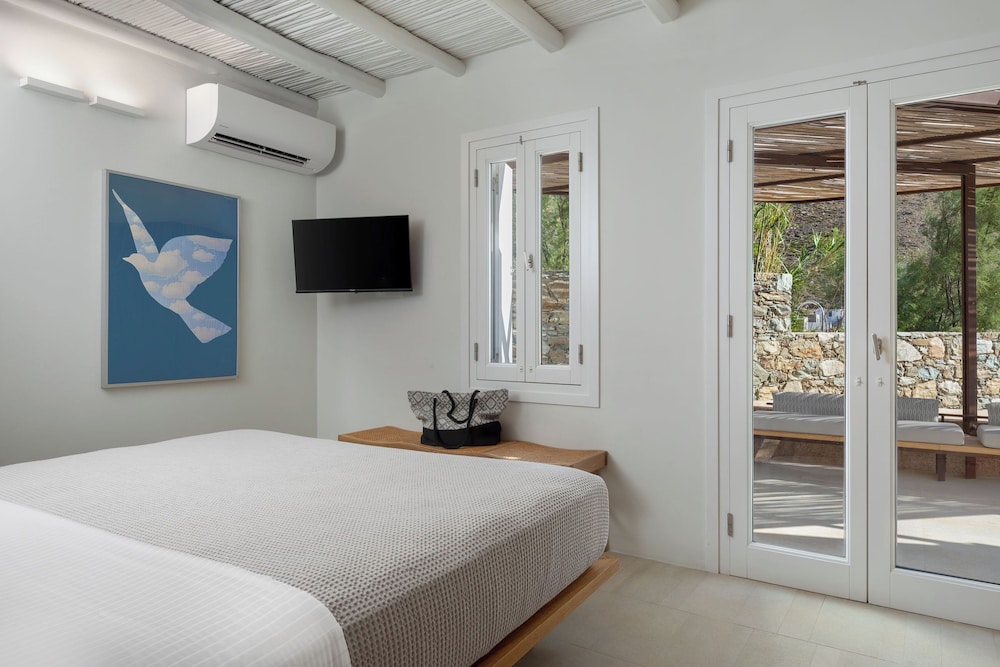 Beachfront 4 Bedroom Villa with Mini Gym photo 1