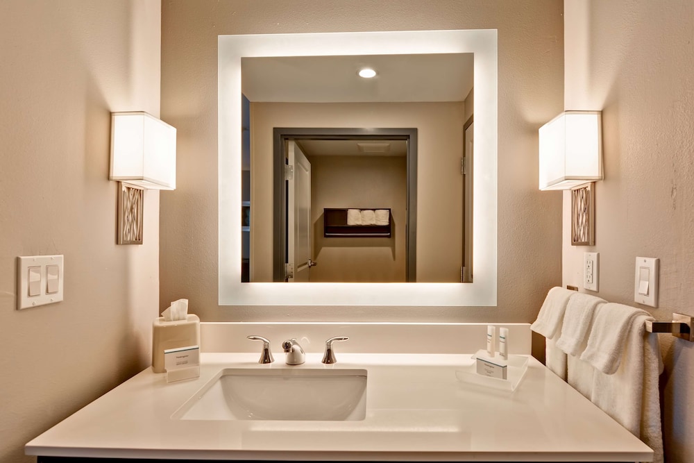 Suite, 1 King Bed, Accessible, Bathtub photo 3