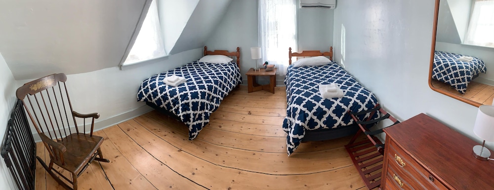 Family Room, Multiple Beds photo 3