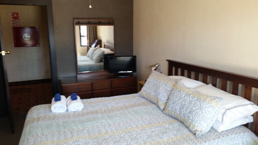Queen Ensuite Room with Balcony photo 2