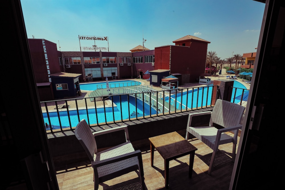 Luxury Studio Suite, Pool View photo 3