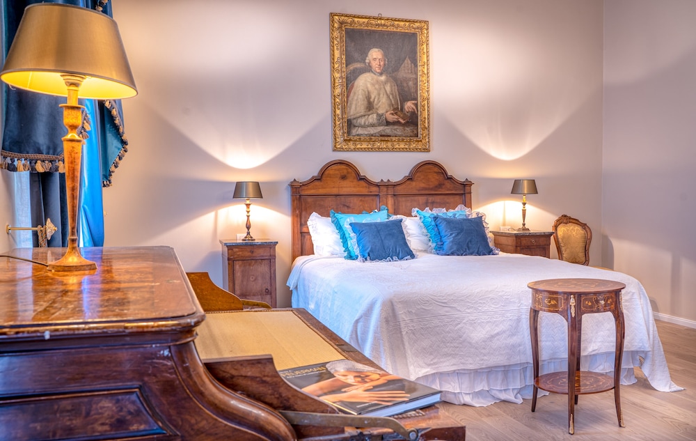 Senior Studio Suite, 1 King Bed, Courtyard View photo 2