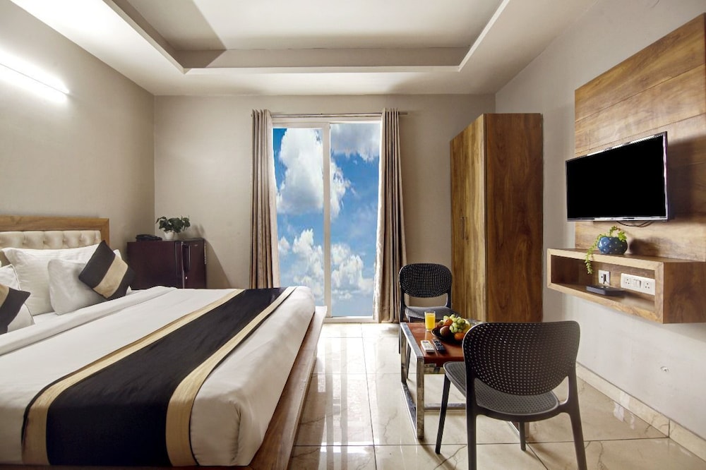 Deluxe Room, Balcony, City View