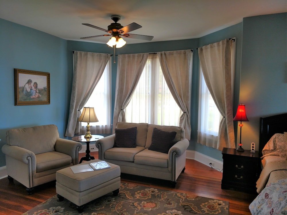 Luxury Suite, 1 King Bed, Ocean View photo 2
