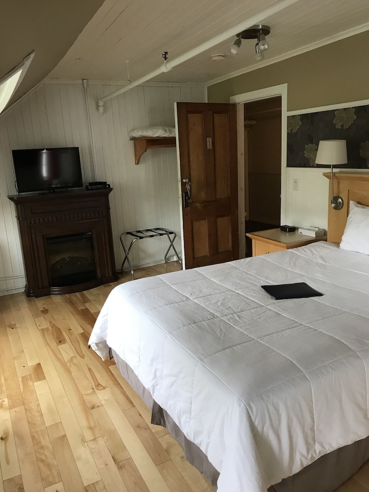 Classic Room, Queen bed with Balcony