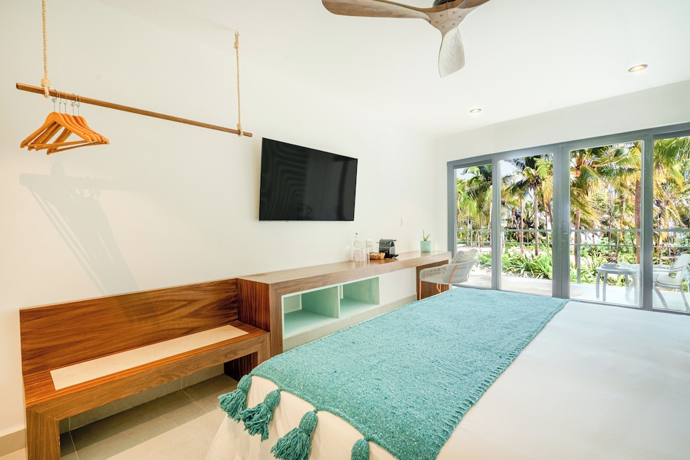 Private Room Beach Side Balcony - Photo 3