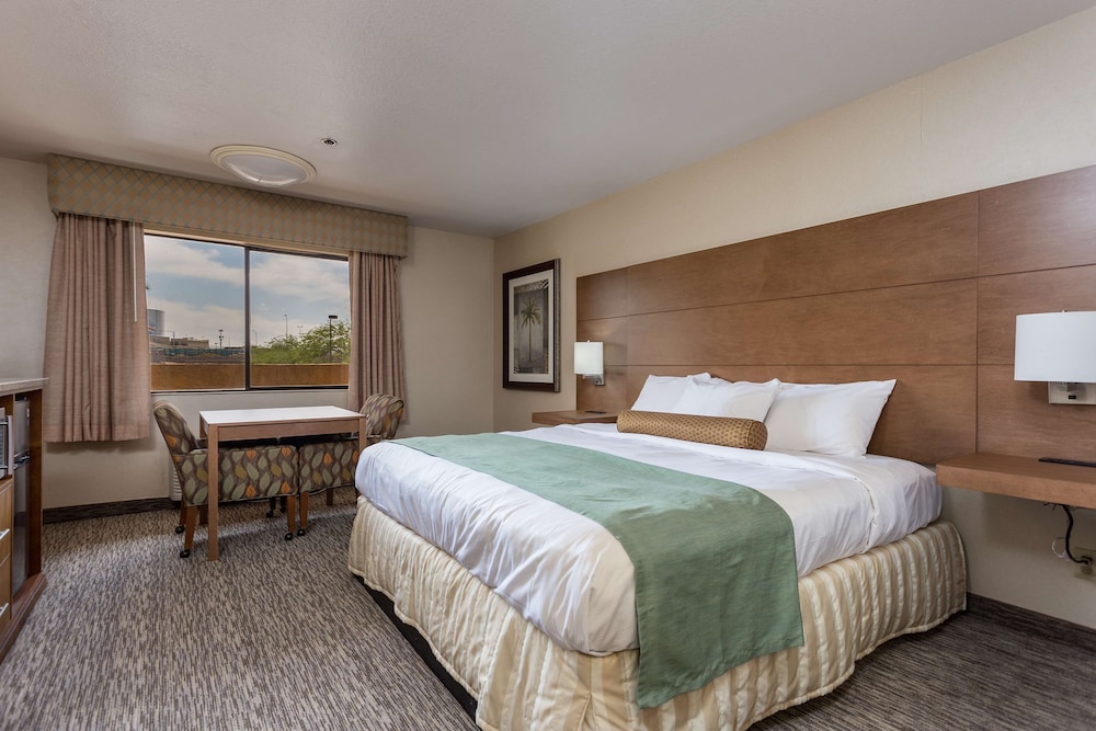 Standard Room, 1 King Bed - Photo 1