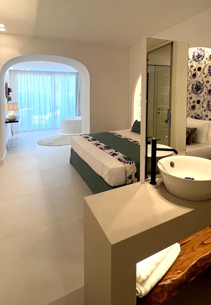 Superior Suite, 1 King Bed, Non Smoking - Photo 14