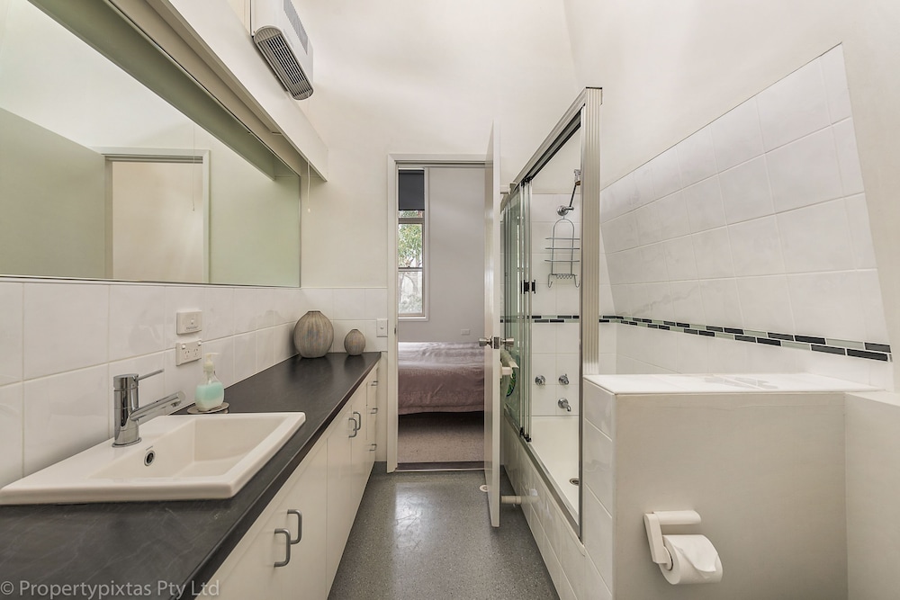 Two Bedroom House (2 Queen Beds) photo 3