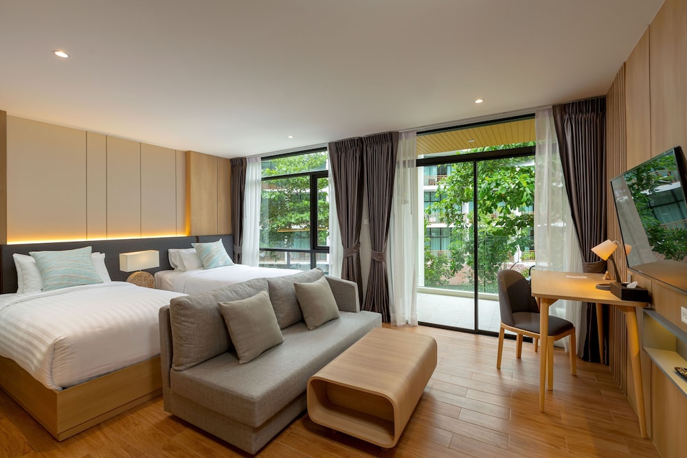 Deluxe Room, 1 King Bed - Photo 1