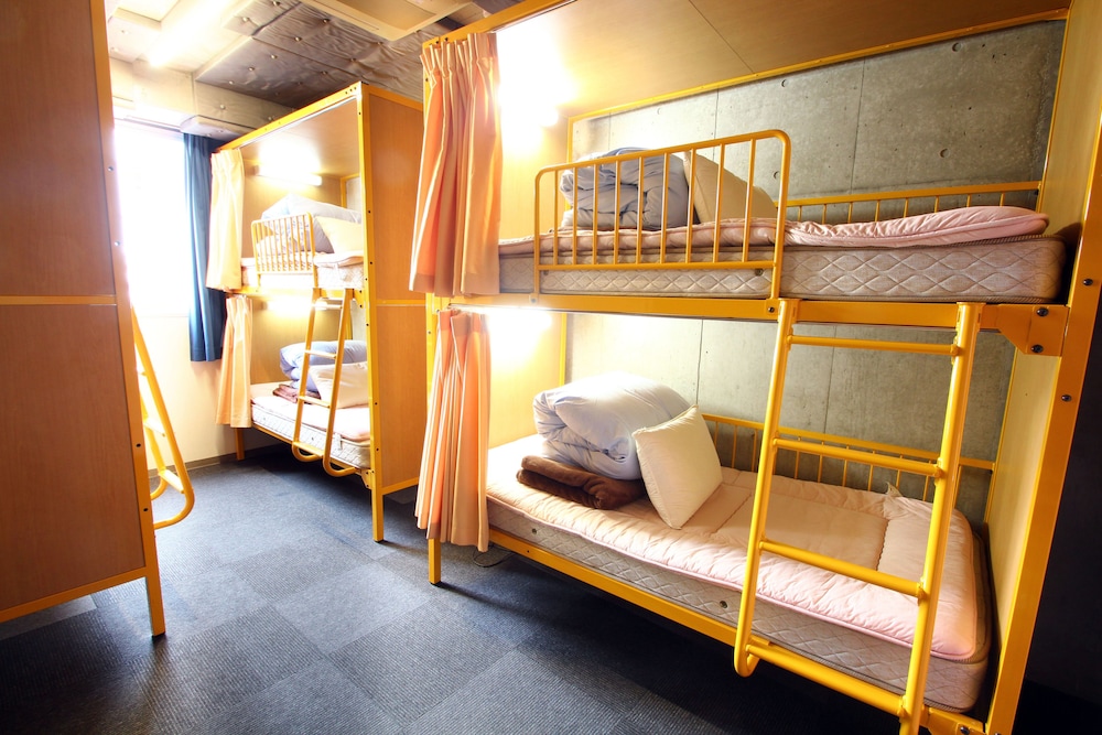 6 Bed Private Room (3 Bunk Beds) Shared Bathroom photo 1