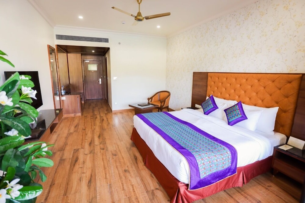 Premier Room, 1 King Bed, Lake View photo 2