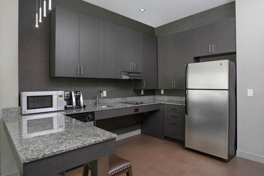 Suite, 1 Bedroom (Mobility/Hearing Accessible, Tub) photo 3