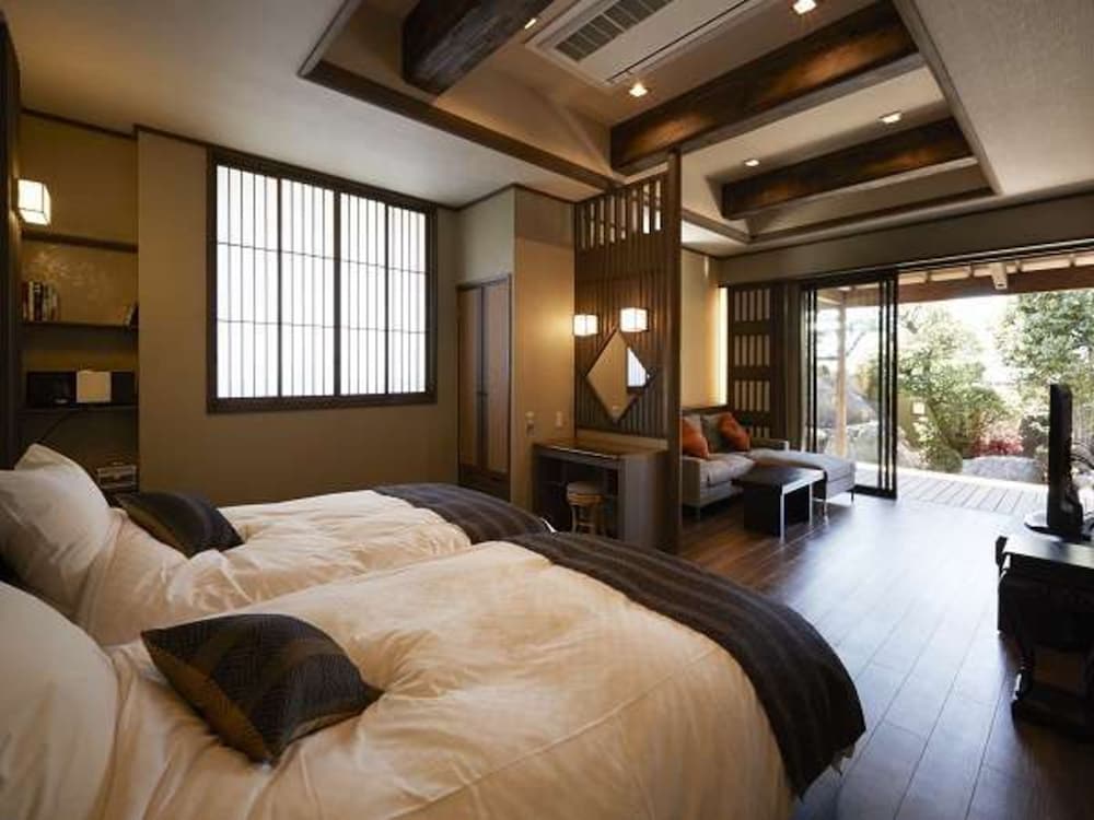 Luxury Twin Room, 2 Bedrooms, Non Smoking, Private Bathroom