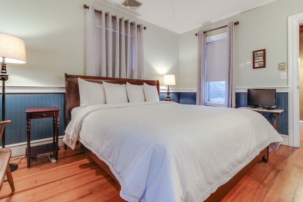 Room, 1 King Bed, Corner (Addison Room) photo 1