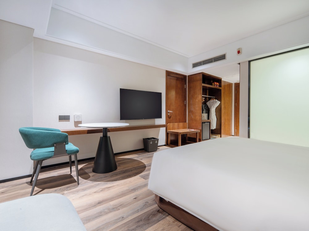 Standard Room, 1 King Bed, Accessible - Photo 6